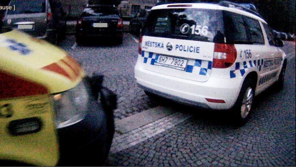14.04.2018 - Na náplavce u Tylova nábřeží stál mladý muž a křičel, že skočí do vody a utopí se. Jeho křik zaslechl rybář, který okamžitě kontaktoval městskou policii.