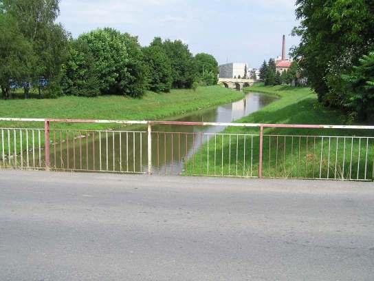 svahy p ilehlých kopc na obou b ezích plynule sm rem po toku v délce cca 7 km rozši uje do širokého profilu a v lokalit m sta Litovel, tj.