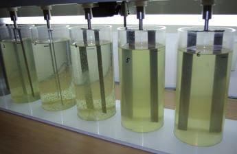 Laboratorní optimalizace úpravy vody pomocí sklenicové zkoušky (jar test) koagulačního činidla a dávkováním pomocného polyflokulantu.