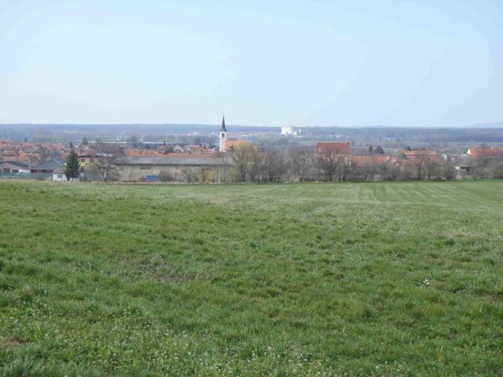 štíhlé věže kostela, která se ale v panorama obce