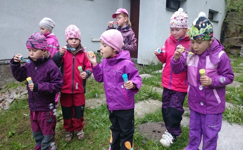 tříd, konzultacemi ke školní zralosti předškoláků a dalšími konzultacemi s vedením školy a pedagogy během školního roku společnými sportovními aktivitami, aktivitami ke Dni dětí, aktivitami k