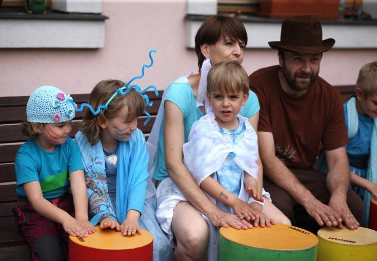 ÚDAJE O DALŠÍCH AKTIVITÁCH MŠ Zavádění nových metod Tým profesionálních pedagogů realizuje vzdělávací a výchovný proces především metodou prožitkového a kooperativního učení.