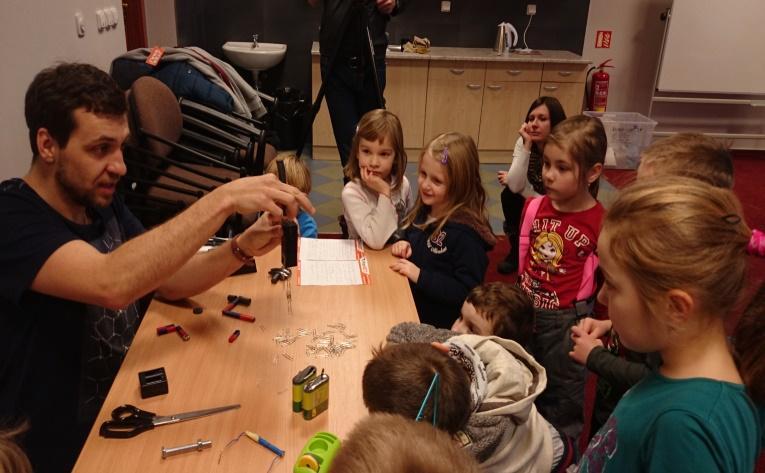 Nadání dětí a jeho rozvoj je cíleně podporováno individuálními vzdělávacími programy a nadstandartními aktivitami mimo hlavní činnost školy.