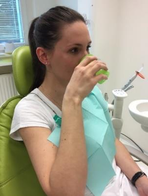 Pacient si vypláchne roztokem s chlorhexidinem, tím redukujeme počet mikroorganismů obsažených v plaku a přítomných v dutině ústní.