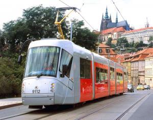 TRAMVAJ ŠKODA ELEKTRA 14T PORSCHE je výsledkem mimořádného rozhodnutí tuzemského výrobce zadat řešení jejího vzhledu renomovanému studiu Porsche design. Interiér byl navržen v tuzemsku.