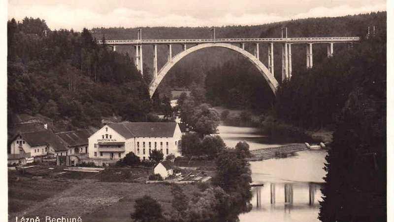 Nachází se na silnici II/157 u obce Besednice směrem na Český Krumlov. Most překonává řečiště Malše.
