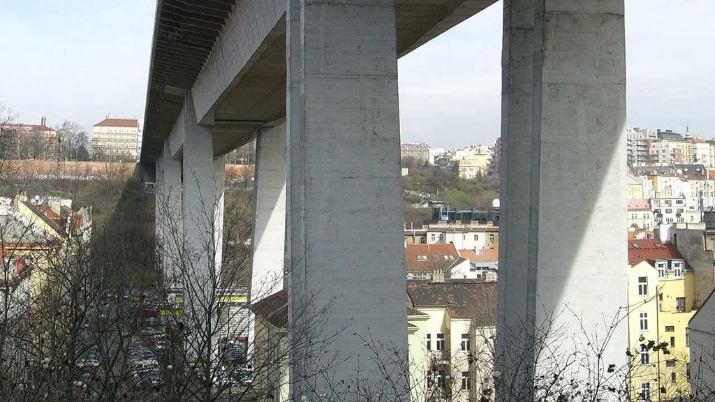 prefabrikovaných desek. Tento most však neslouží veřejnosti a často se mezi mosty ani neuvádí.