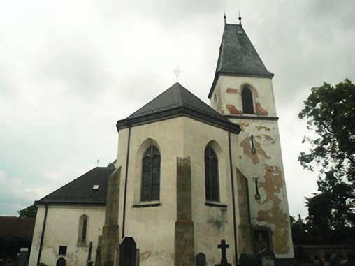 Jihočeské kostelíky XII. Od památného místa Mohyly Jakuba Jana Ryby se při zpáteční cestě přes Rožmitál vydáváme zadem k Březnici.