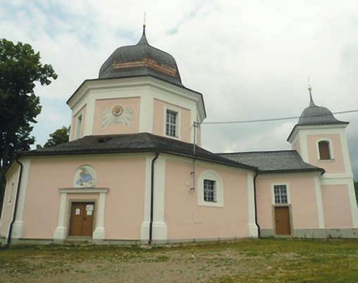 Dále pokračujeme na Vševily, kde rovněž nacházíme malou kapličkou, první zmínka pochází z roku 1349, dnes zde žije asi 120 obyvatel. Před obcí Volenice pak odbočujeme na Pročevily.