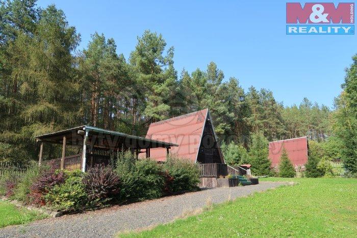 6) Rekreační chata Nabídková cena: 419 000 Kč Lokalita: Brloh, okres Louny Popis: Chata na pozemku o celkové výměře 894 m 2. Uvnitř chaty se nachází obývací pokoj s kuchyňskou skříňkou s dřezem.