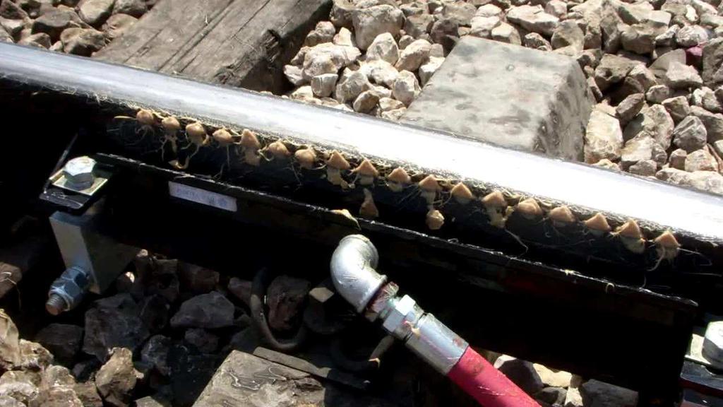 1 ÚVOD Za počátky kolejové dopravy, jak ji známe, se dá považovat 18. století. Tehdy se poprvé objevila kola s okolkem pohybující se po litinové kolejnici.