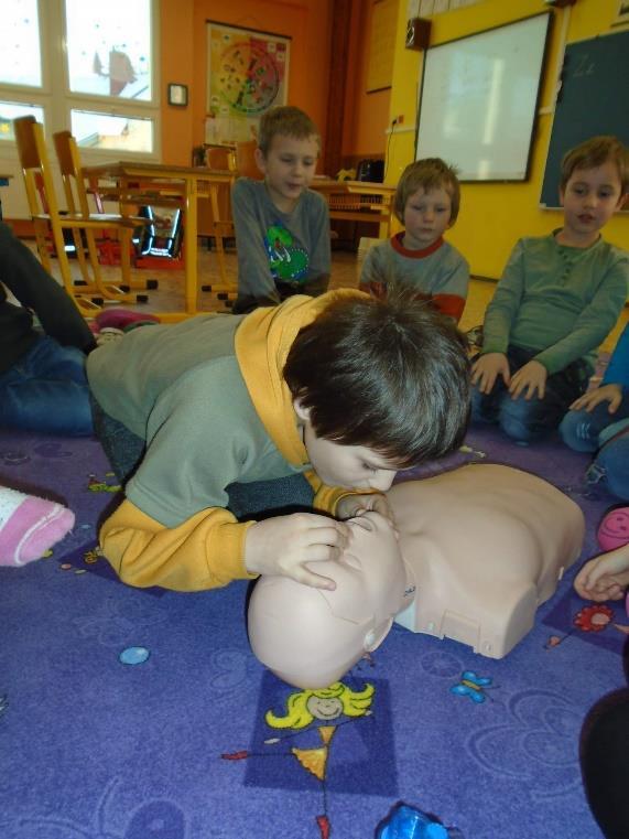 základů lyžování. Lyžaři byli rozděleni do jednotlivých družstev dle jejich lyžařských dovedností.