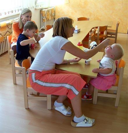 Příklad Rakousko Štýrský zákon o péči o děti a jejich vzdělávání Jesle: během celé provozní doby je ve skupině do 3 dětí přítomná jedna pedagožka, od 4.