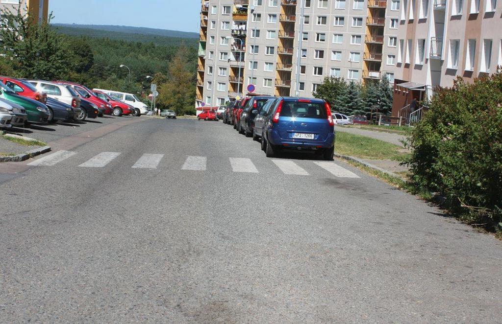 Vozidlo stojící před přechodem pro chodce by zakrývalo rozhled na přechod.