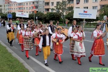 a svým zpěvem a tancem potěšily v Přehýšově při Setkání rodáků - 2. 7. 2011. kostel sv.