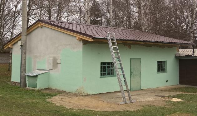 V budově obecního úřadu byla provedena výmalba sálu a chodeb včetně schodiště, natřena všechna okna a v malé zasedací místnosti se vyměnila podlahová krytina a také byl pořízen nový nábytek. V č.p. 68, kde je zázemí pro pracovníky obce, bylo vyměněno plynové topidlo a opravena vodoinstalace.