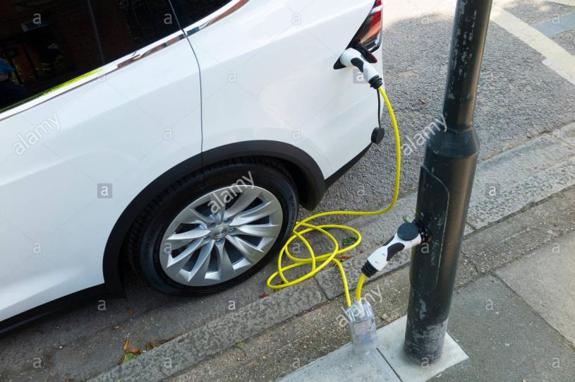 Chytré AC nabíjení Lampy veřejného osvětlení využití stávajících prvků ulice v omezeném množství bez výkopových prací na parkovištích až 4 auta z jedné lampy bez nutnosti instalovat nový stožár nebo