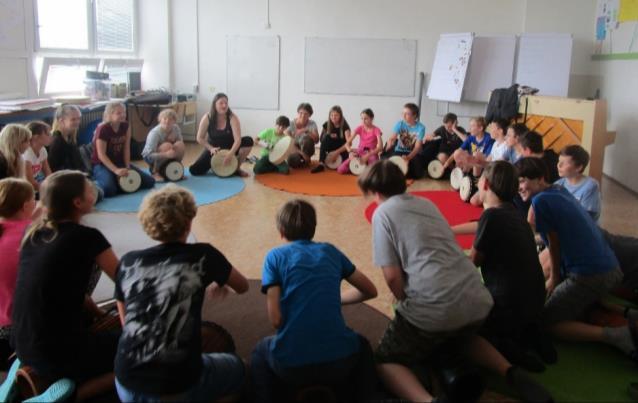 Třída plná pohody v 6. A V tomto školním roce za námi pětkrát přijela teta Ája (Mgr. Alena Vlková), aby ucelila vztahy v naší třídě. Nám se nejvíce líbila její poslední návštěva, kdy přivezla bonga.