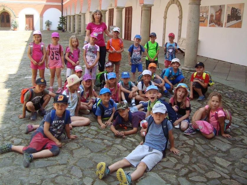 u ohně, zazpívali si pár písniček, které jsme se naučili v hudebce. Potom jsme zalezli do stanů a povídali si. Hned druhý den po snídani jsme vyrazili do katakomb a prošli si město.