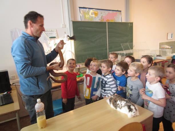 Během dopoledne se seznámili s domácími mazlíčky, některé si i pohladili.