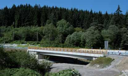 mimoúrovňové křížení dálničního mostu SO 237-10 s mostem SO 237-20 na větvi A1 Fig. 14 Interchange Svrčinovec: a) motorway bridge No. 237-10 with a branch ramp, b) bridge No.