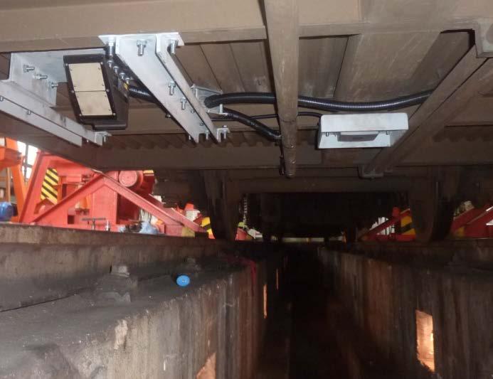 a) b) Obrázek 6: a) dopplerovský radar (vlevo) a anténa čtečky RFID (uprostřed) pod vozidlem 914.