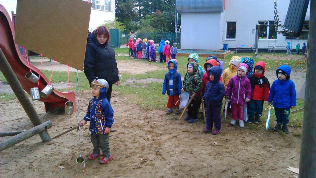 Hned začátkem října jsme uspořádali Michaelskou slavnost na naší školní zahradě, kde děti předváděly svou odvahu a bojovnost jako skuteční rytíři plněním různých úkolů.