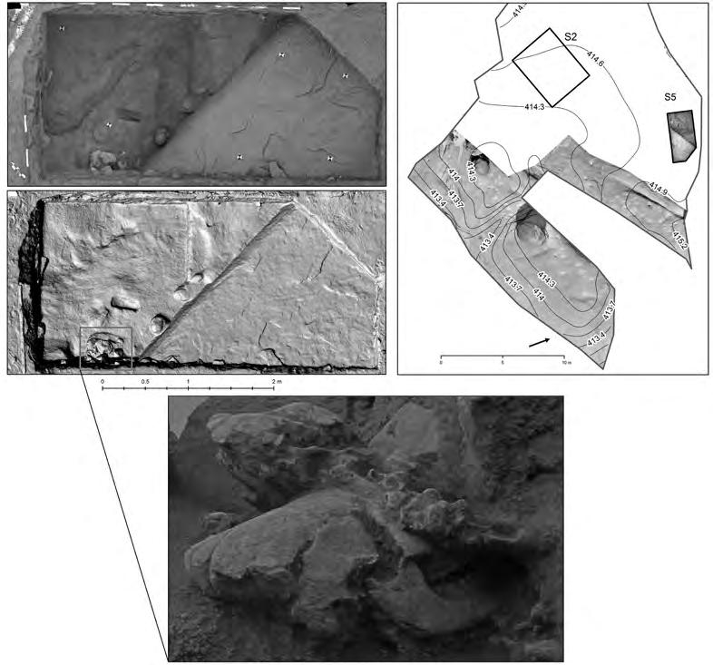 Pacina) V přibližně stejné měřítkové úrovni je vyhotoven 3D model balvanů s třecími jamkami (cup-marks), jejichž nejvyšší koncentrace je u jižního okraje sídlištní plošiny, kde se jich nachází více