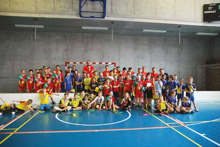 Účastníkům se také podepsali a s malými florbalisty se i vyfotili. Ani o prázdninách se Floorball Academy nezastaví.