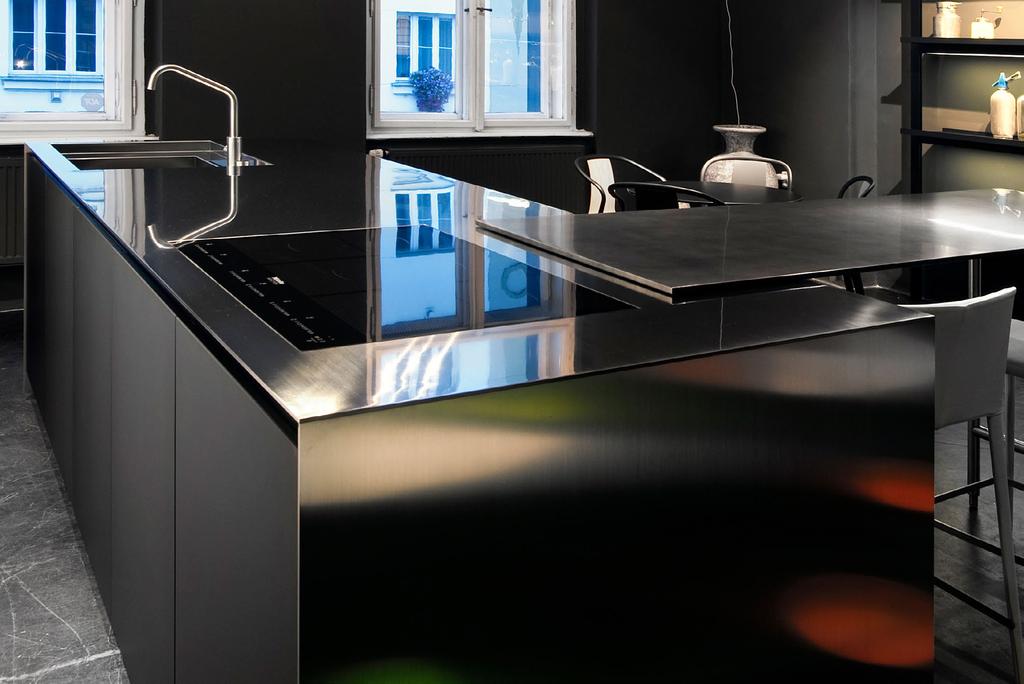 Aprile, ostrov Design: Piero Lissoni 01 Materiál dveří: 3D dřevo/hliník Materiál korpusu: laminát tmavý dub Pracovní