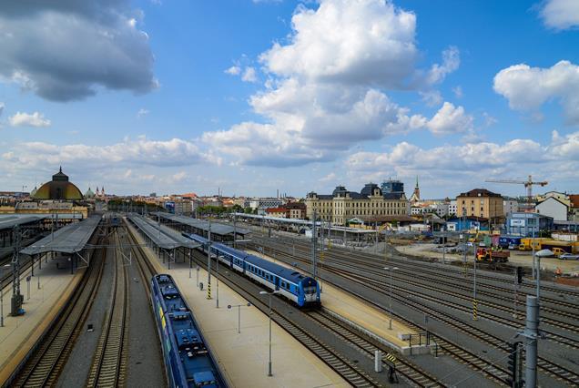 Dopravní obslužnost v Plzeňském kraji Přestupní uzel Plzeň/Šumavská - autobusový terminál cílem projektu bylo vybudování bezpečného přestupního uzlu mezi železniční a autobusovou dopravou ve vazbě na