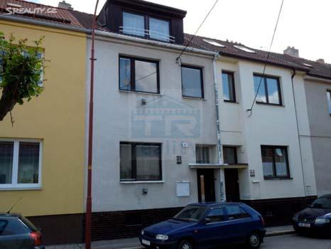 12 Zděný, částečně podsklepený, rodinný dům v řadové zástavbě na ulici Na Příkopech v Třebíči. Jedná se o třípodlažní objekt se zastavěnou plochou 72 m2, ke kterému náleží zahrada o výměře 138 m2.