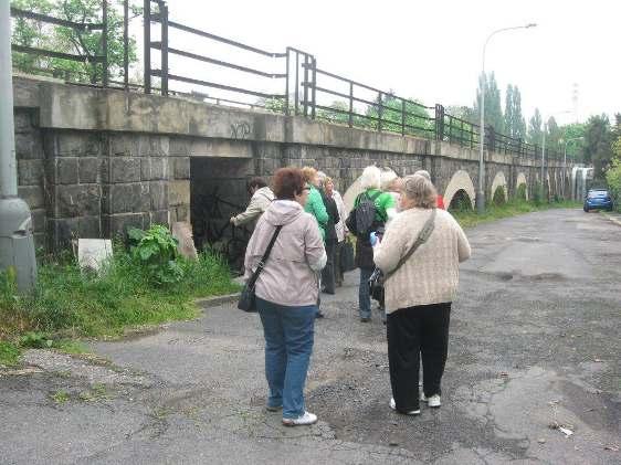 Nekonečné oblouky a tunýlek pro turisty.