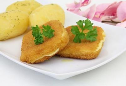 zapečená sýrem Überbackener Brokoli mit Käse 1,7 89,-Kč Smažený Hermelín