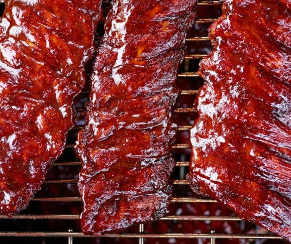 HOVĚZÍ STEAK 5 minut DOBA : 10-1kg hovězího masa (např. bavette, flank, flap steak), olej, sůl, pepř 1 Hovězí maso nakrájejte na čtyři steaky a ochuťte olejem, solí a pepřem.