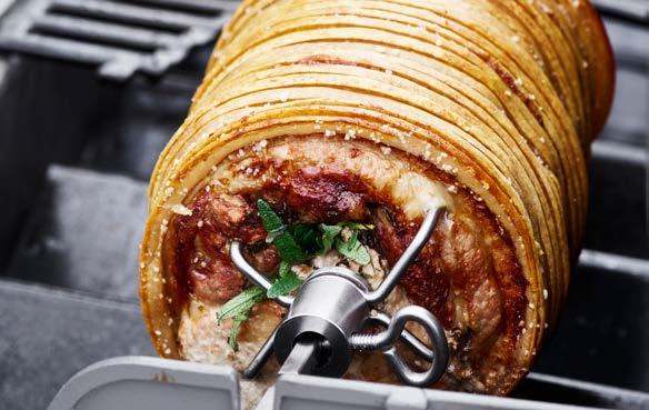 6 Povrch posypte cibulí, šalvějovými lístky a sušenými švestkami. 7 Bůček srolujte a pevně ovažte kuchyňskou nití. 8 Do kůže vetřete hrubozrnnou sůl.