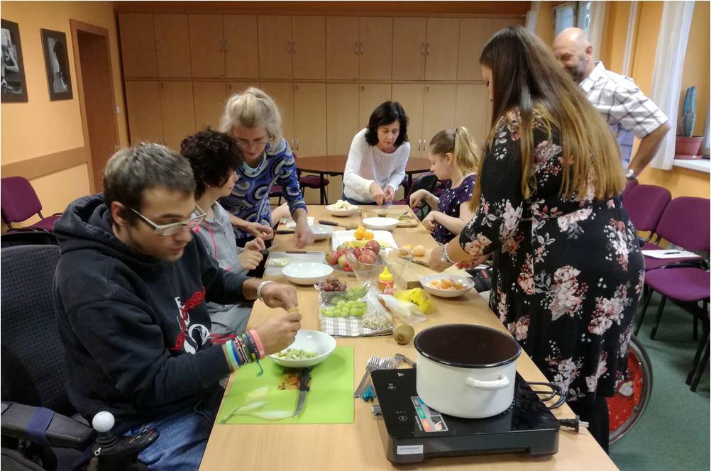 Na první hodině jsme se učili manipulovat s ostrými předměty, převážně s noži, ale i se škrabkami. A vedlo se nám skvěle!