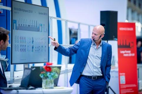 Koenig & Bauer Sheetfed Large Format meets LED-UV Koenig & Bauer předvádí úsporný tisk 4/4 v Jumbo formátu Zařízení pro řezání materiálu kotouč-arch v plné akci při maximálním výkonu stroje 15 000