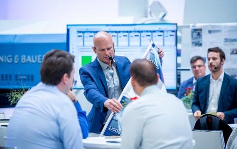 K nejzajímavějšímu vybavení stroje patřilo sušení LED-UV, což je ve velkoformátovém oboustranném tisku pro okamžité další zpracování světová premiéra, vybavení velkoformátovým nakladačem kotouč-arch