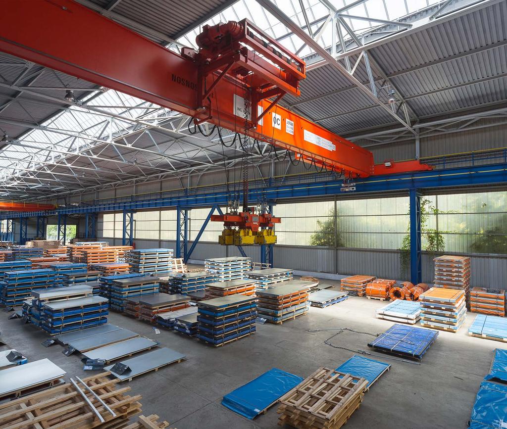 11 je schopna ve svých prodejních jednotkách velkoobchodních skladech i maloobchodních prodejnách obsluhovat nejširší spektrum zákazníků, od velkých průmyslových firem až po drobnou klientelu.