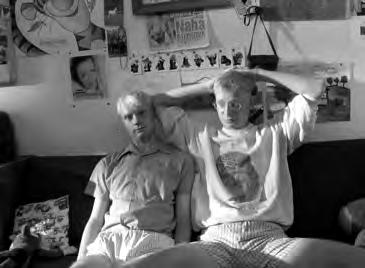 KaÏdá scéna je sv m zpûsobem samostatn m pfiíbûhem. Film by mohl sklouznout do nûjakého schématu, do laciného fie ení, do úniku. Místo toho jde film stále do hloubky.