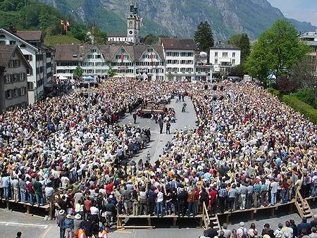 Přímá demokracie v 21. století - Landsgemeinde průběh Landsgemeinde 7.5.2006 KANTON Glarus, cca 6.