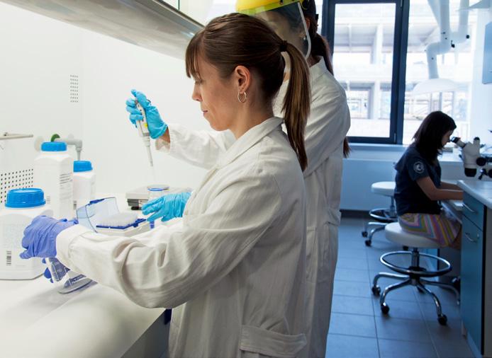 různými typy látek, zdrojům znečištění, metodám jejich stanovení a monitorování, hodnocení vlivu znečištění ovzduší na biotické složky prostředí a zdraví člověka a také hodnocení rizik spojených se