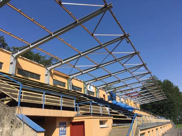 Rekonstrukce střechy Letního stadionu Rovněž stav zázemí v tribuně již vyžaduje modernizaci.