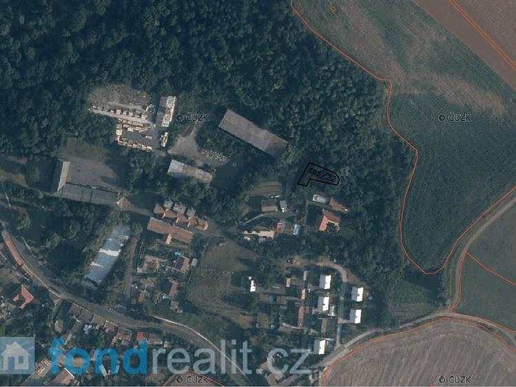 okrese Louny. Pozemek územně spadá do katastrálního území Měcholupy u Žatce a dle katastru nemovitostí je veden jako ostatní plocha. V územním plánu obce se pozemek nachází v ploše bydlení.