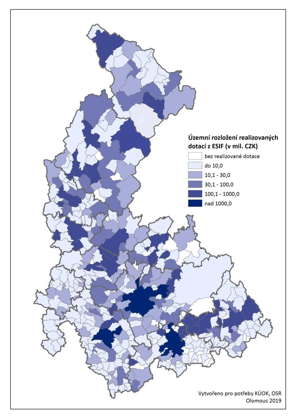 3. Analýza územního rozložení alokací z ESIF v rámci kraje ve vazbě na územní dimenzi Následující mapa vyobrazuje správní obvody obcí z území Olomouckého kraje, ve kterých se v současnosti realizuje