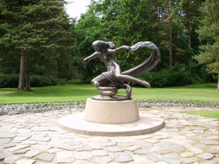 Příloha 4 Bronzová socha Egle, královna hadů, autor: Robertas Antinis, 1960, Botanická zahrada, Palanga, Litva 4 4