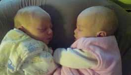 Starší sourozenci se jmenují Tadeáš a Emília Elza. 12. července 2015 se narodila dvojčátka Anna a Klára Corneela a Dory Coensových. Starší bratříčci se jmenují Timotei a Filip.