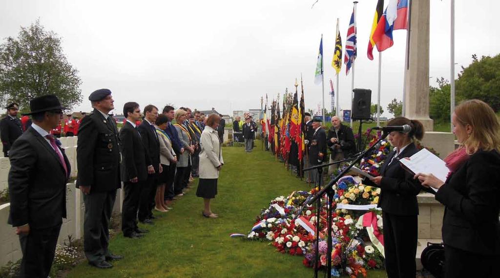 září Číslo 3 / 2015 Adinkerke Letošní pietní akce na hřbitově v Adinkerke, kde jsou náhrobky českých a slovenských vojáků, padlých při osvobozování Belgie, se konala 23. května, v roce 70.