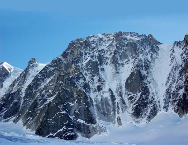 LES DROITES pozvánka do Chamonix Sedíme v Pentictonu na pláži v rozpáleném písku, pár metrů před námi ve vodě skotačí několik kanadských studentek. Vtom mně drobná vlnka oplachuje nohy.